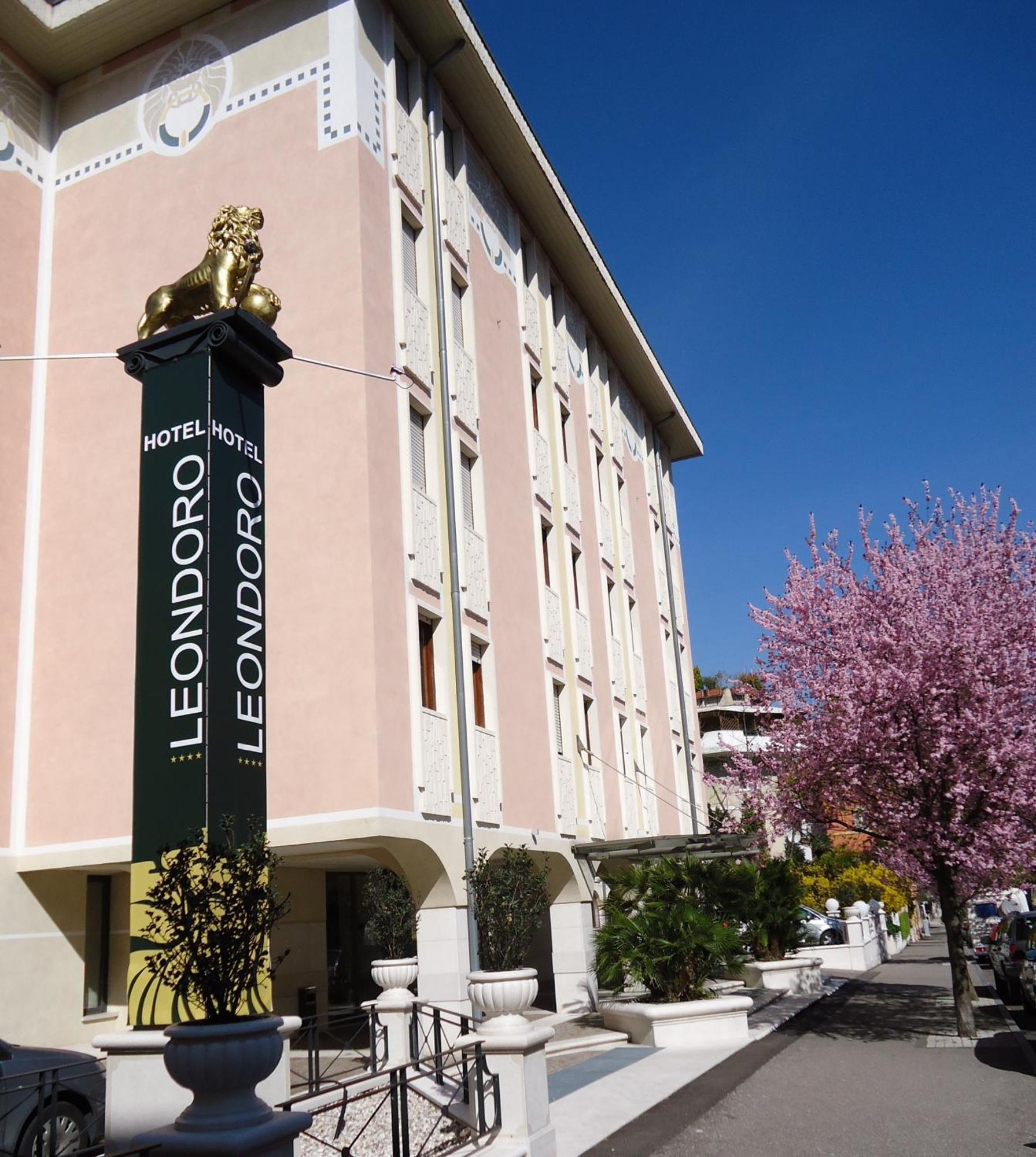 Hotel Leon D'Oro โรเวเรโต ภายนอก รูปภาพ