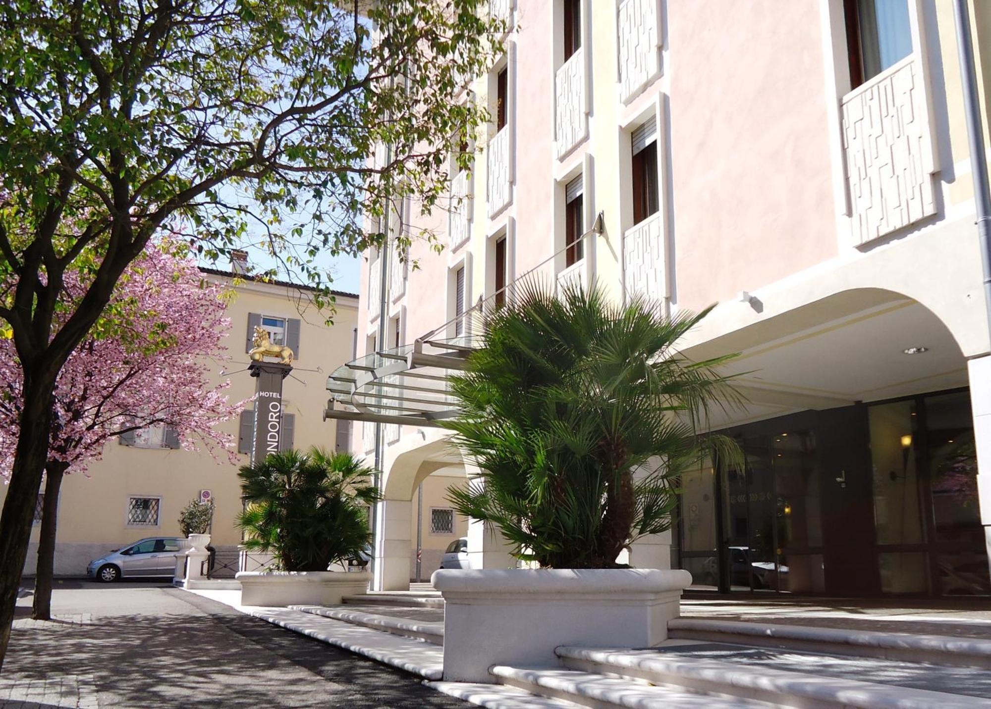 Hotel Leon D'Oro โรเวเรโต ภายนอก รูปภาพ