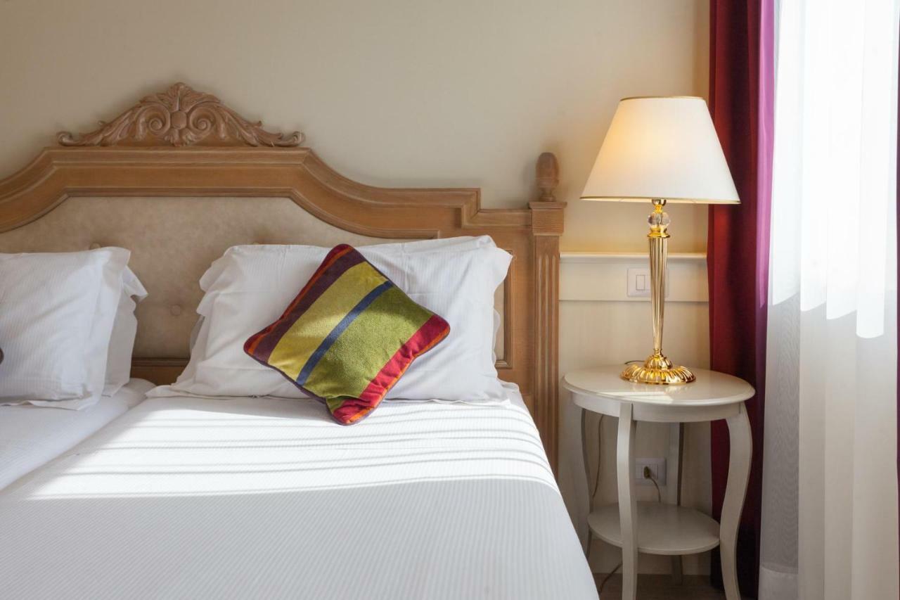 Hotel Leon D'Oro โรเวเรโต ภายนอก รูปภาพ
